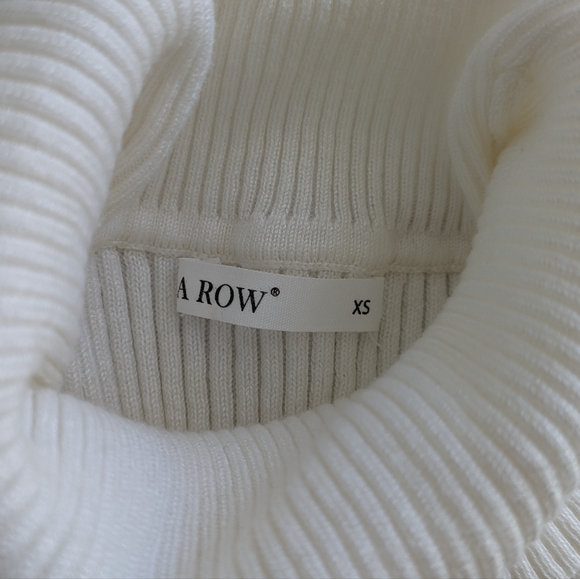 A Row Sleeveless High-Neck Top - Picture 6 of 9